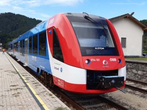 移動(dòng)中的燃料電池列車
