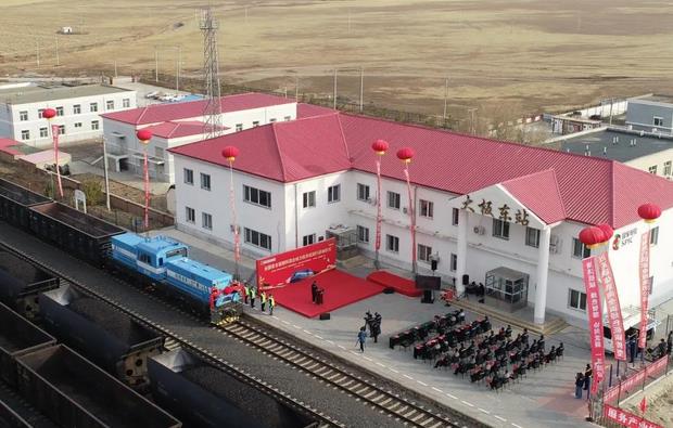 國(guó)家電投首臺(tái)氫燃料電池混合動(dòng)力機(jī)車(chē)上線(xiàn).jpg