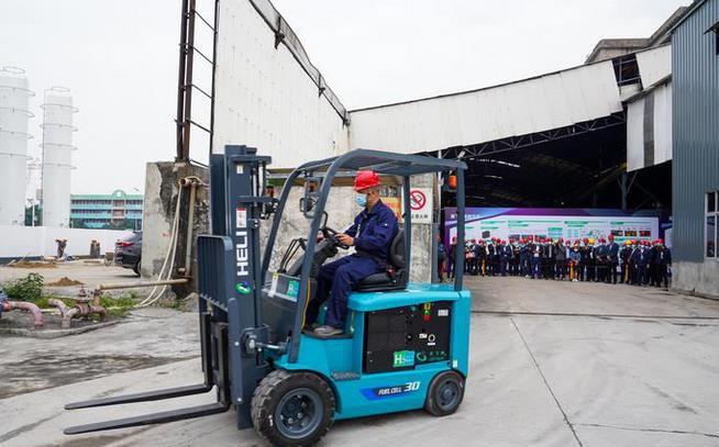 氫能玩出新寬度！我國第一臺氫能叉車應用整體解決方案在南海落地.jpg