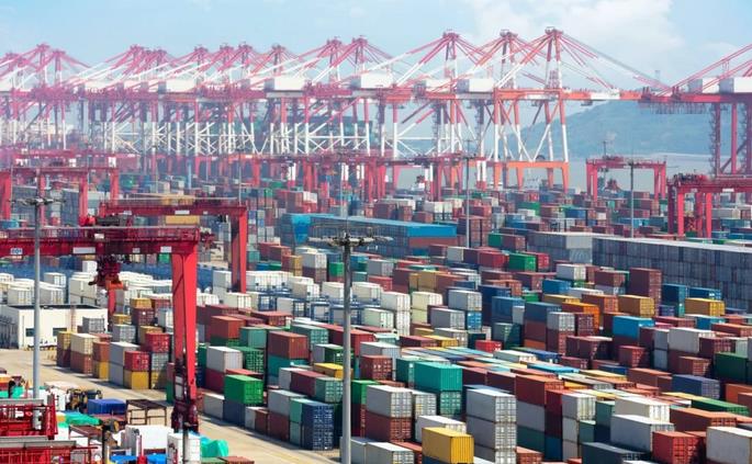 上海港測試“世界上第一臺”氫燃料電池驅動的移動式起重機.jpg