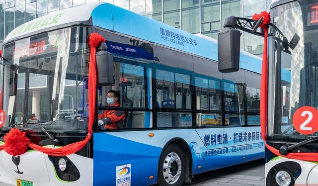 建設(shè)“川南氫港”，內(nèi)江開通了西部第一條氫燃料電池重卡示范線.jpg