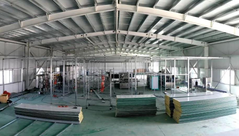 年產50萬桶純凈水150萬袋富氫水建設項目正在和碩加緊建設中.jpg