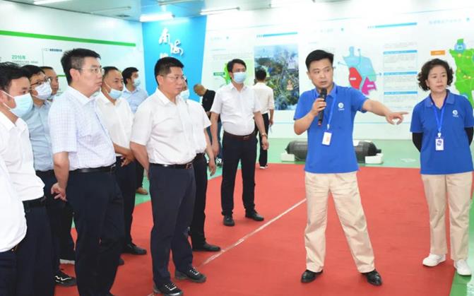 在愛德曼氫能源裝備有限公司，蘇永忠與企業(yè)負責(zé)人深入交流