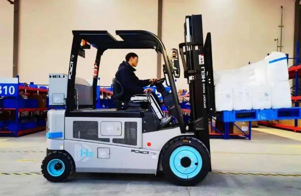 翼迅創能FOBOT-F3021氫燃料電池叉車交付上海臨港.jpg